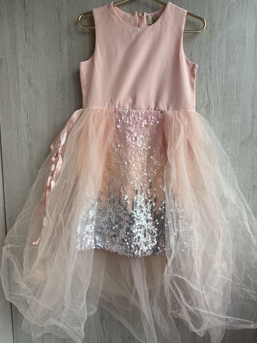 Продам нарядные платья на девочку 5-7 лет