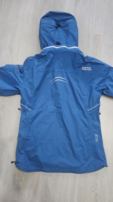 Jacheta foita de vant Nordblanc
