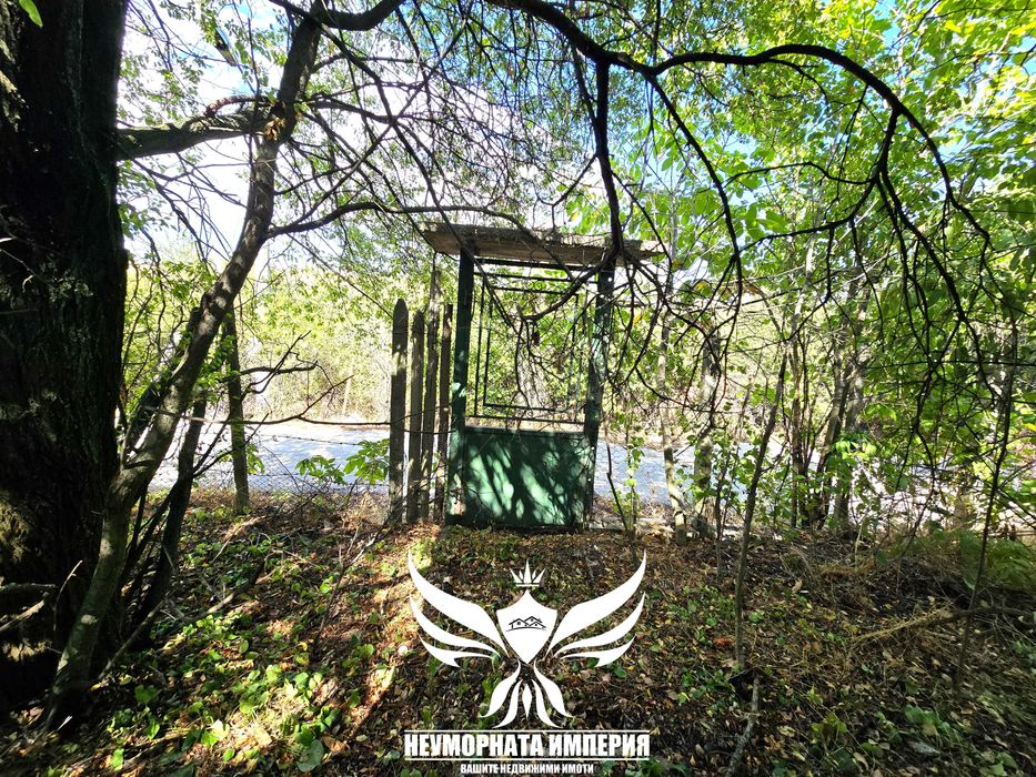 Продавам парцел УПИ с постройки 23кв.м. с 993кв двор село Ахматово