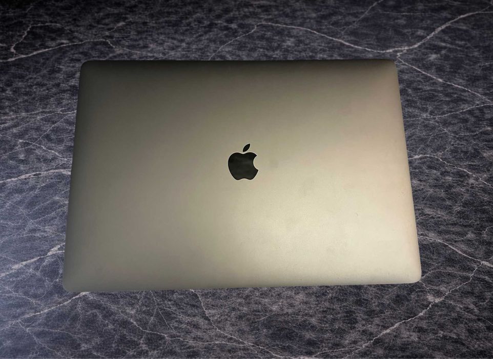 Vând MacBook Pro 15”, folosit, în stare foarte bună de funcționare.
