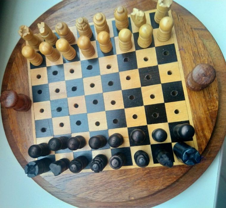 Мини шах в кръгла дървена кутия