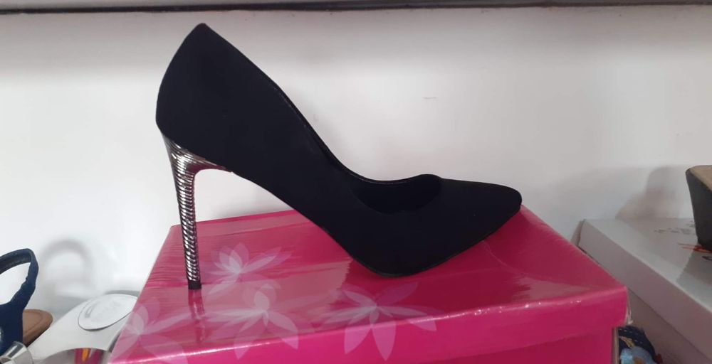 Vand pantofi din piele intoarsa