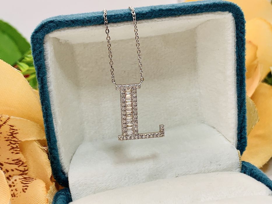 Изящная золотая подвеска с инициалами буква Л