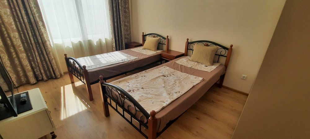 Дава се под наем Тристаен апартамент в Бургас, Център - 104 кв.м за 765 € - Снимка #2