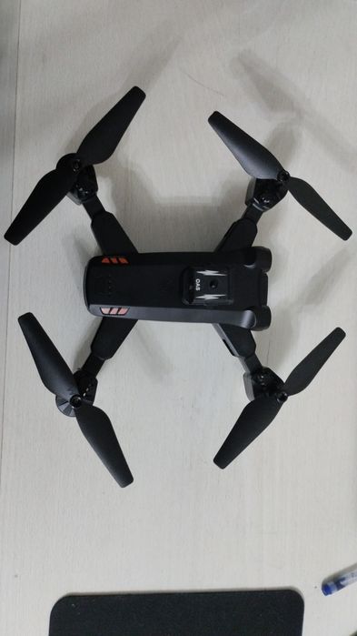 Квадракоптер с камерой, складной с кейсом и всем остальным.