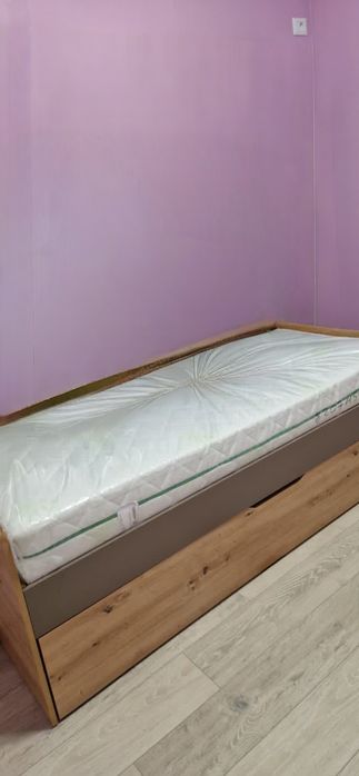 Pat modern cu lada de depozitare