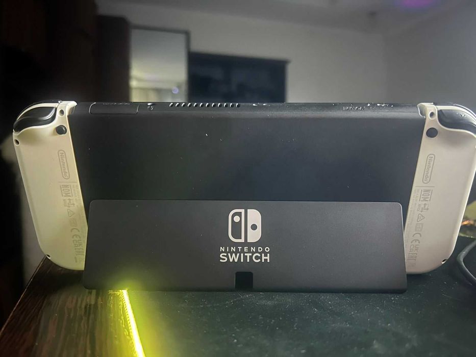 Nintendo Switch OLED + игра Super Smash Bros + Кейс