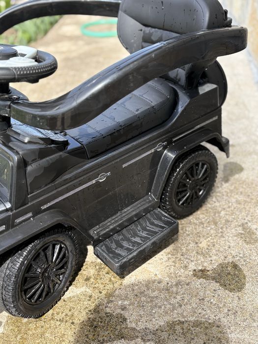 Продавам детска кола за бутане Mercedes G-Class