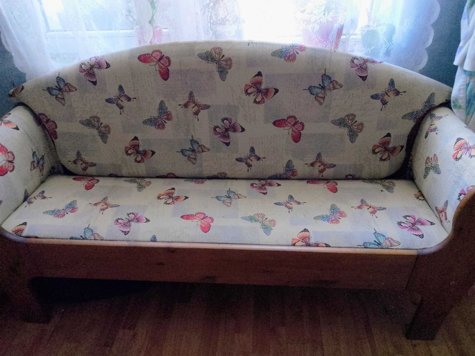 Продавам канапе с дървена рамка