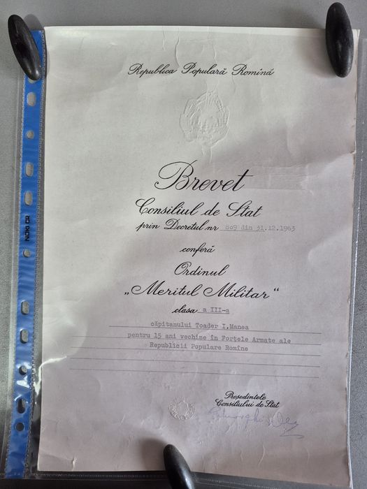 Vând brevete,legitimații,medalii vechi