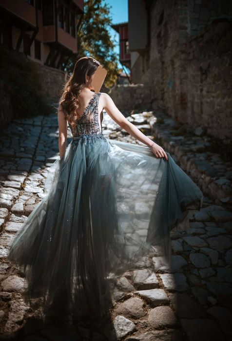 Бална     рокля.