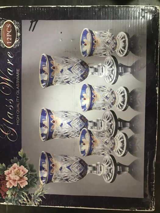 Набор посуды и чашек