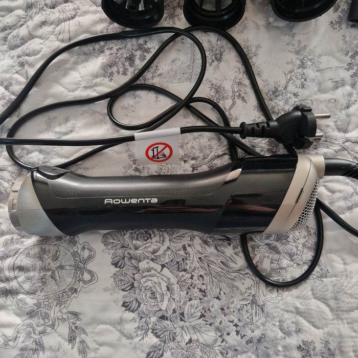 Електрическа четка за коса Rowenta - Brush Activ Renewal, 1000W
Красива коса и увеличаване на обема – всичко това в дланта на ръката ви! Новата