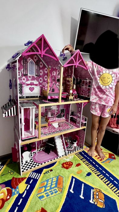 Casuta papusi inaltime 125 cm, lungime 94 cm, latime 32 cm, 16,8 kg