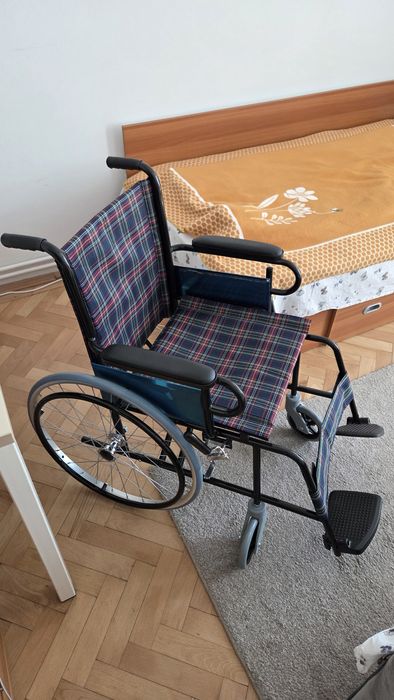 Scaun cu rotile pliabil din otel, aproape nou