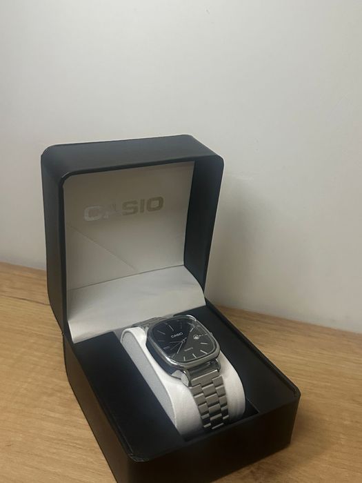 Продам часы , наушники