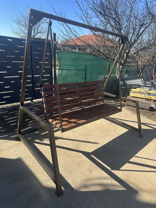 Balansoar metalic de gradină - demontabil, rezistent și design modern