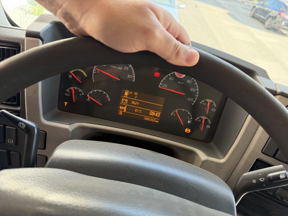 Camion Basculabil cu macara
