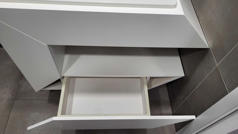 Луксозен ПВЦ шкаф за баня