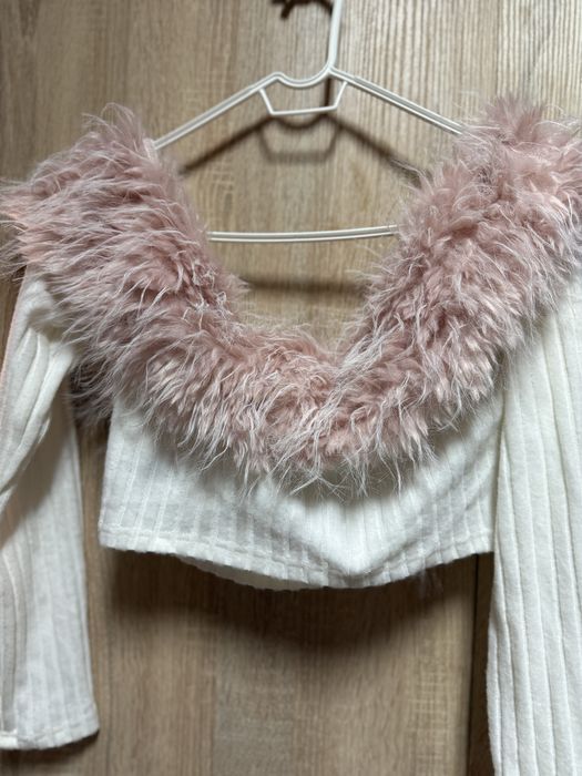 Бяла къса жилетка/ блуза с розов пух ефектна топ