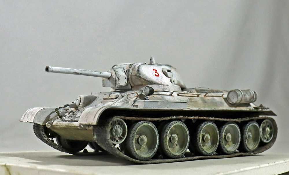 Модели танков  Т- 34/76 и Леопард 2А4 в 1\35