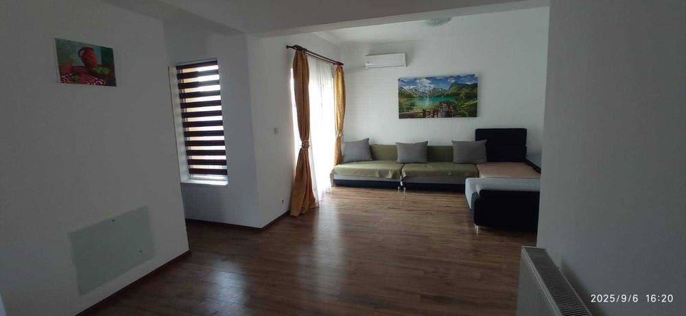 Vand casa  cu 4 camere pe 2 nivele in Sanmartin str Carmen Sylva