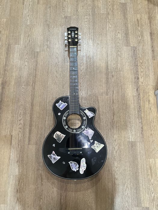 Акустическая гитара, черного цвета (если понадобится стикеры уберу!)