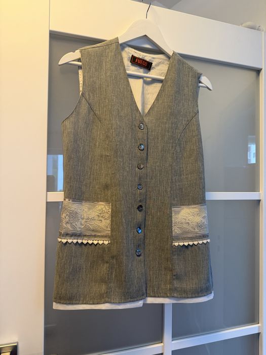 Vesta cu nasturi, costum