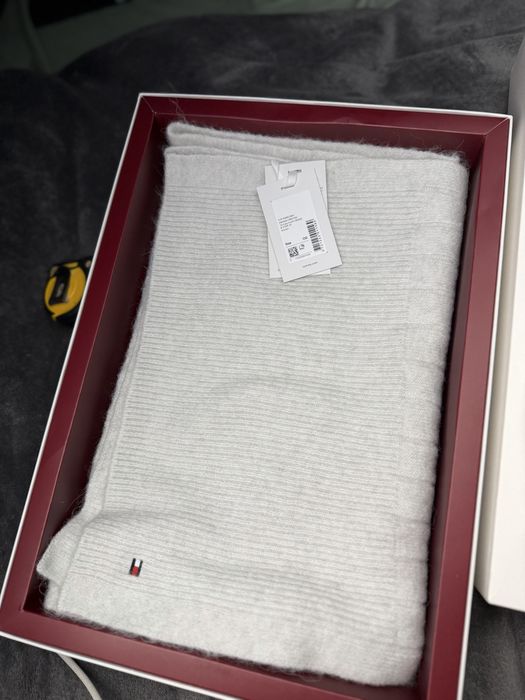 Tommy Hilfiger Flag Fluffy set caciula si fular alb alb murdar nou