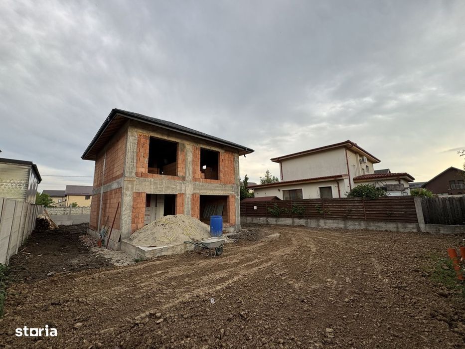 Casă individuală cu dormitor la parter și trei dormitoare la etaj.