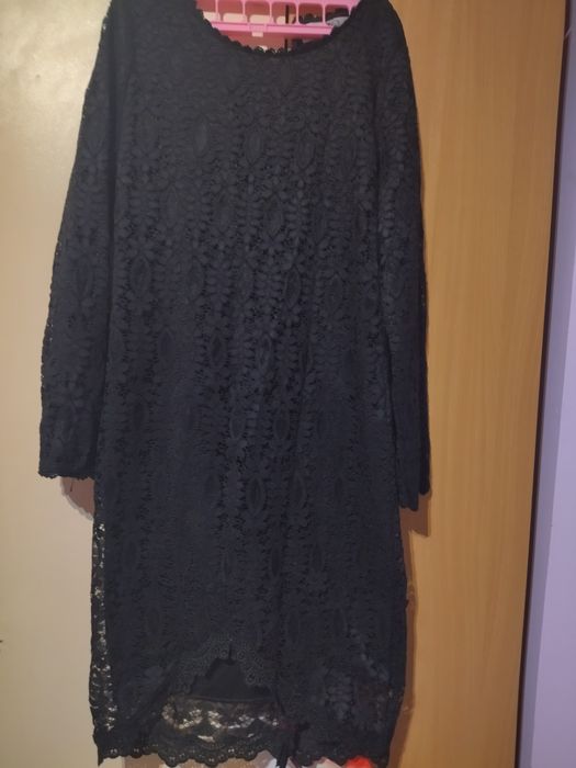 Продавам рокля дантелена и официална