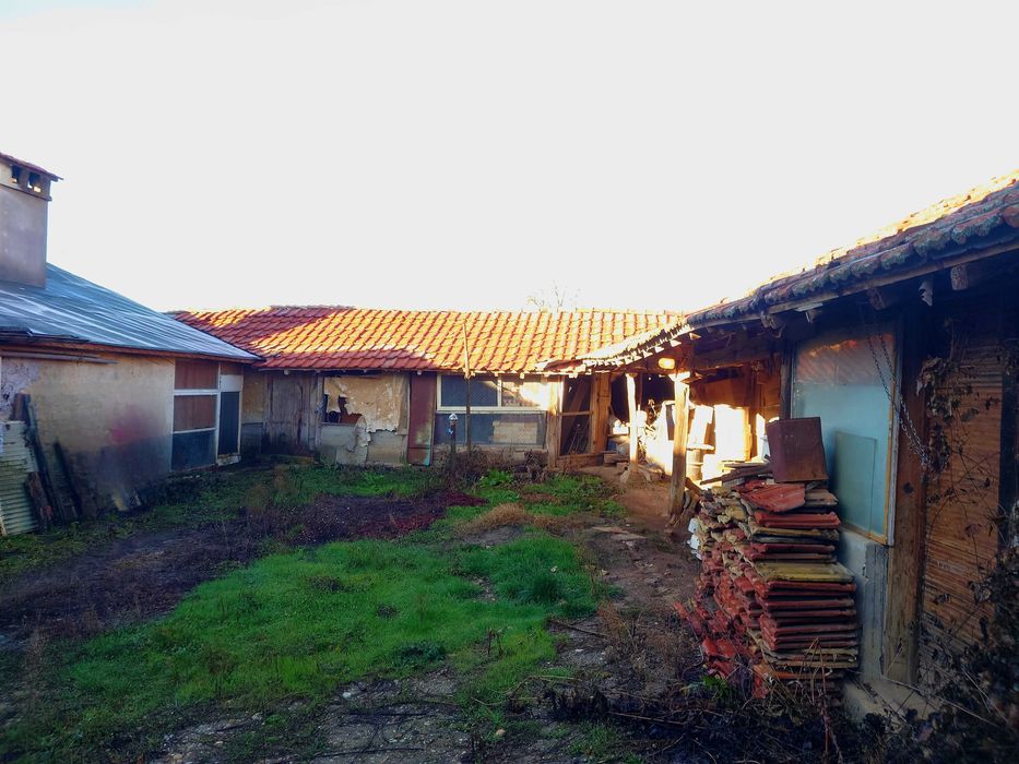 Къща в село островче