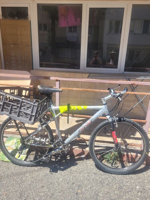 Vând bicicleta  ca noua