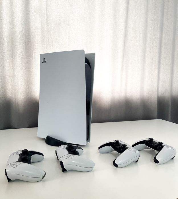 PlayStation 5 с дисководом + 4 контроллера DualSense 5 + диски