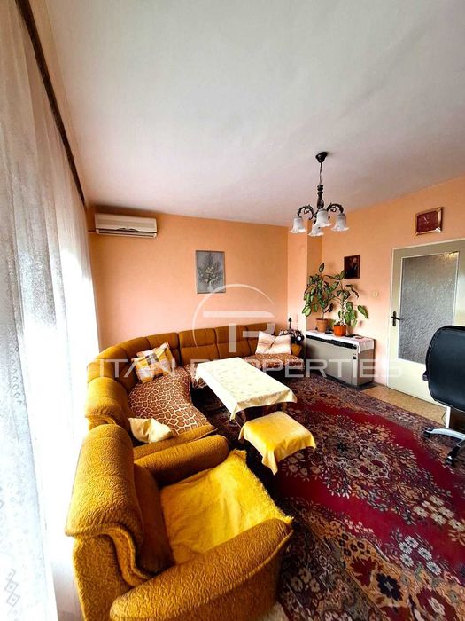 Тристаен апартамент в Центъра