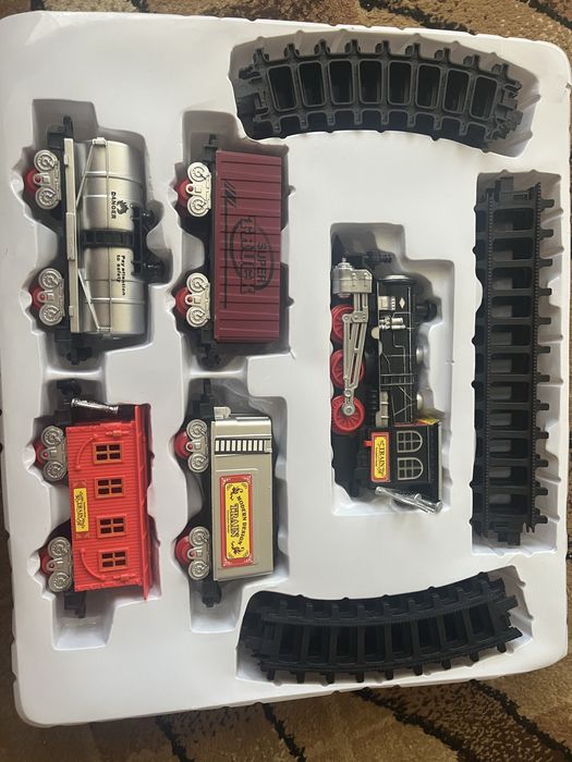 Железная дорога из паровоза и 4-х грузовых вагонов