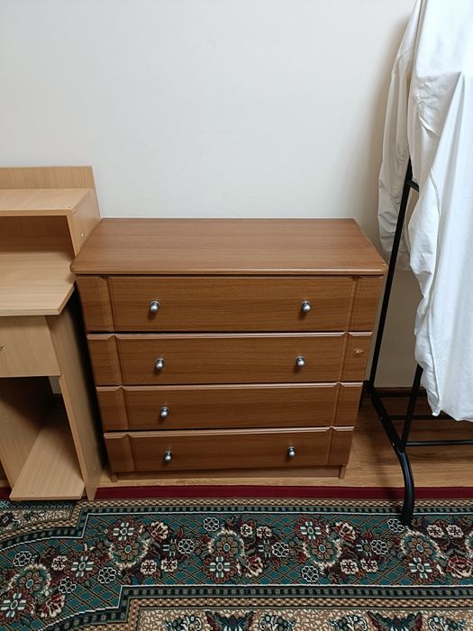 Компьютер стол и комод.