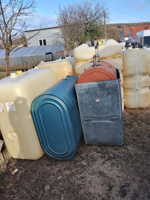 Vând bidoane de 1000 l cu grătar și robinet curate.