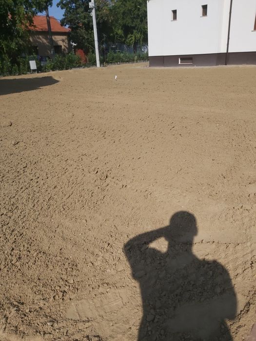 Nivelat curte miniexcavator bobcat săpat în grădina taluzat curte