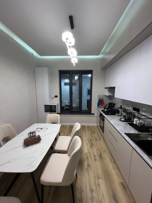 Продается стол и стул на 6 персон.