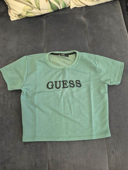 Късичка тениска с бродиран надпис Guess