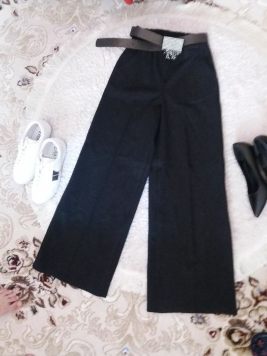 Брюки новые, брендовые 2 пары, на стройную девушку44-46разм