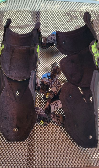 Предпазни кори за коленете на мотористи