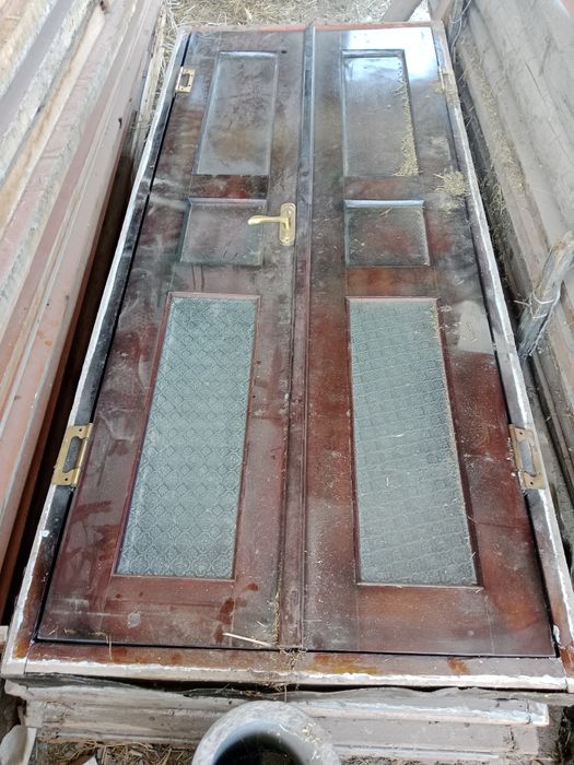 Двери межкомнатные, дерево