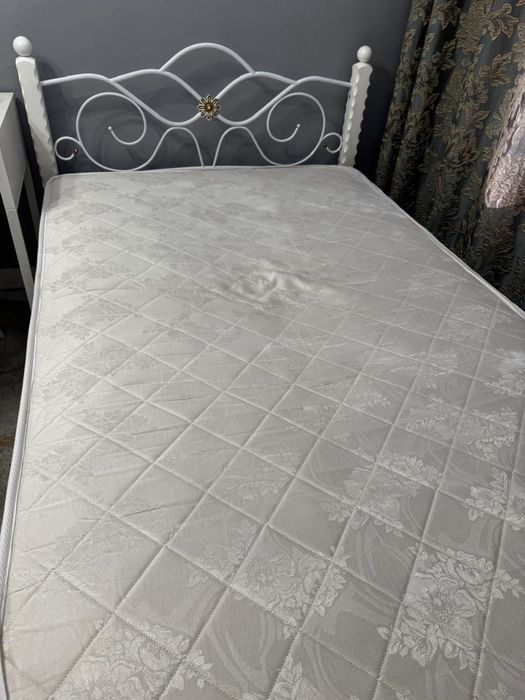 Продам кровать с матрасом