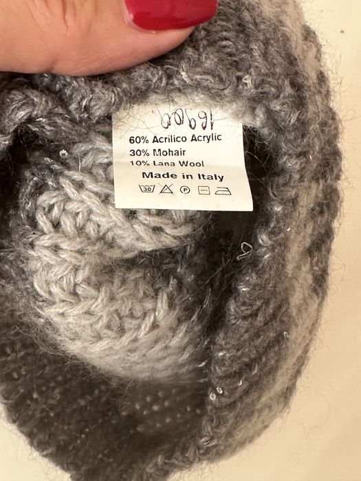 Продается   комплект  Шарф и шапочка .