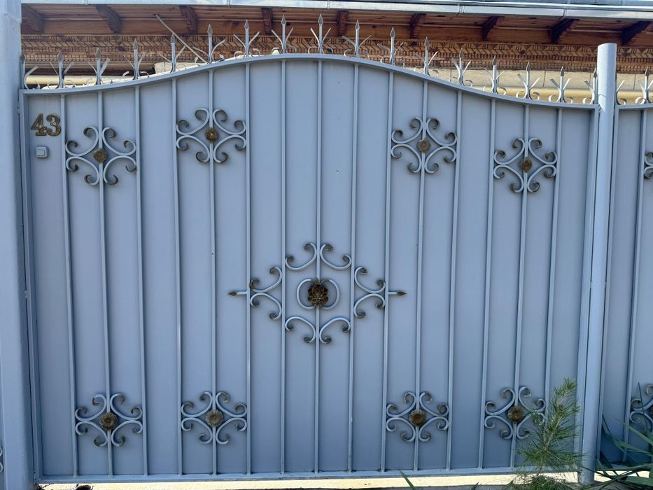 Продам ворота с забором и стойками