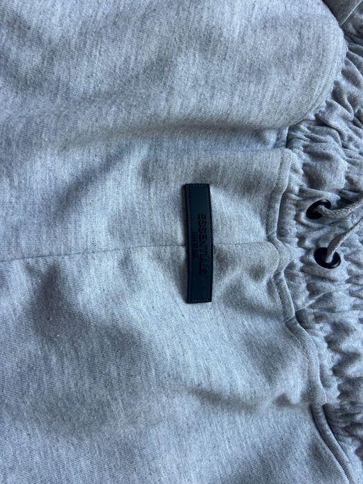 Продавам essentials fear of god къси панталонки M размер.