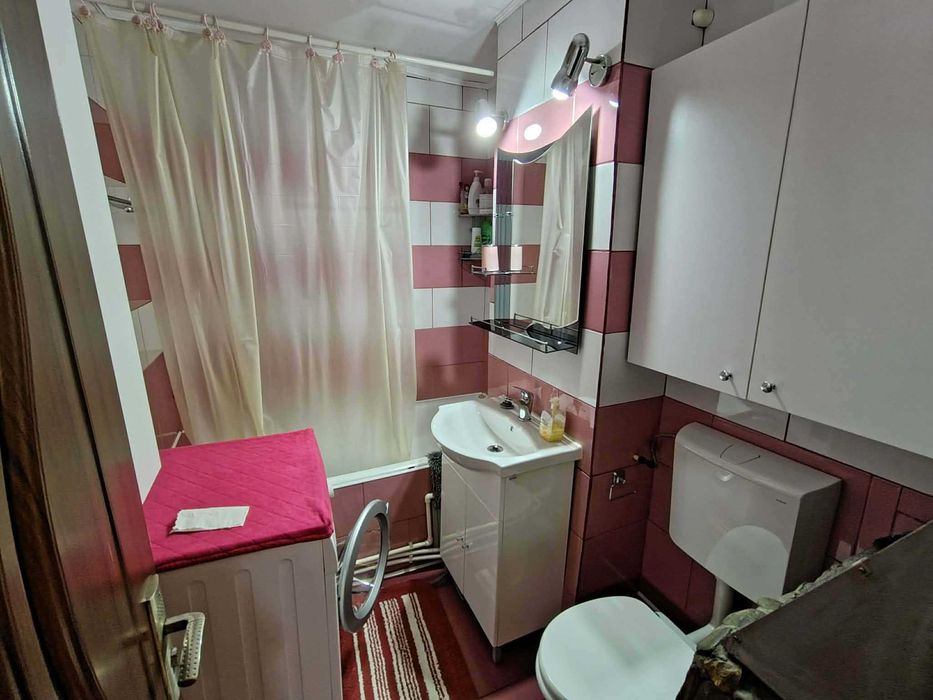 Apartament 2 camera INDEPENDENȚĂ TOTALĂ! Centrală proprie + apă rece trasă separat – Apartament renovat, acoperiș nou 2024, lângă Muntele Prang