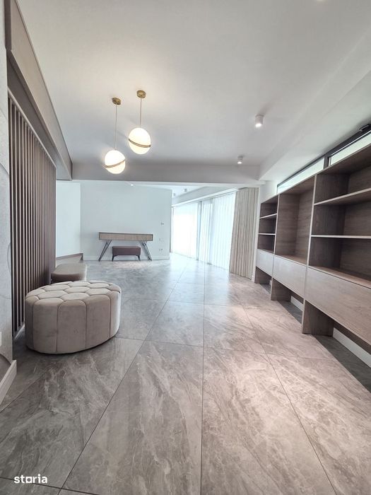 Vilă cu arhitectură futuristă și design avangardist la Cheie